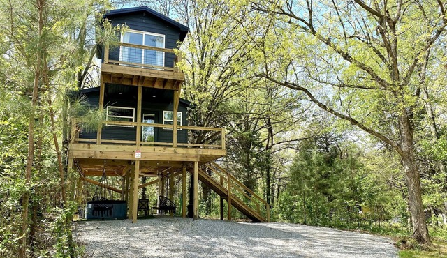 Treehouse w/HOT TUB & Wi-Fi, secluded + River Access