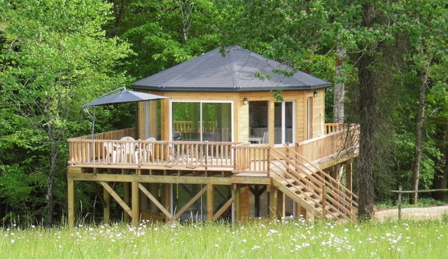 Treehouse with a view of the Château de Biron and shared pool