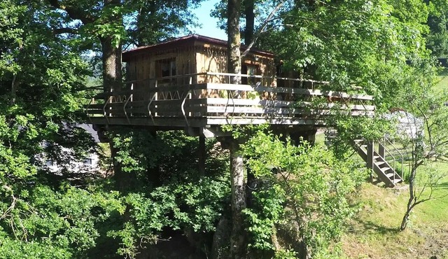 Treehouse with terrace, sauna, and BBQ in Ferdrupt