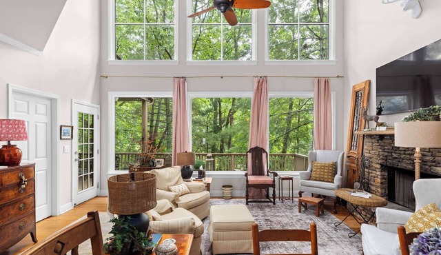 Treescape - 3 min to Beach, Tennis, Pools, & Gym!