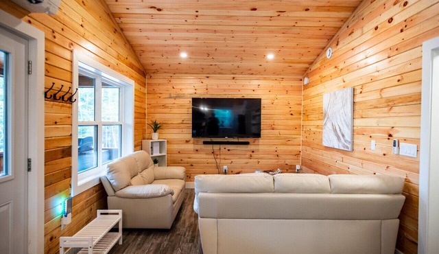 Treeside Retreat with Hot tub