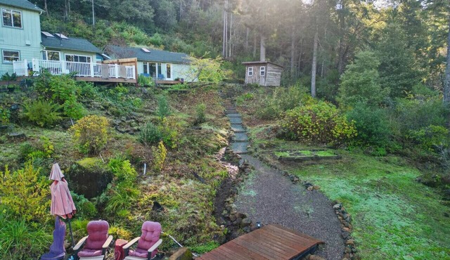 Treetop Cottage on the River