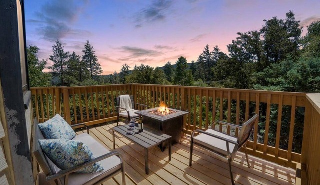 Treetop Haven - Indoor Jacuzzi & Hockey Table - Pet-friendly