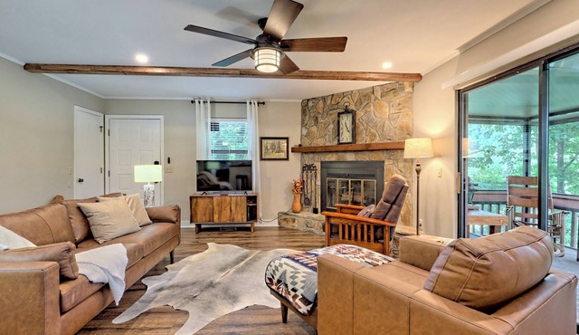Treetop Haven - Updated with Golf Course & Forest Views - Dog friendly!