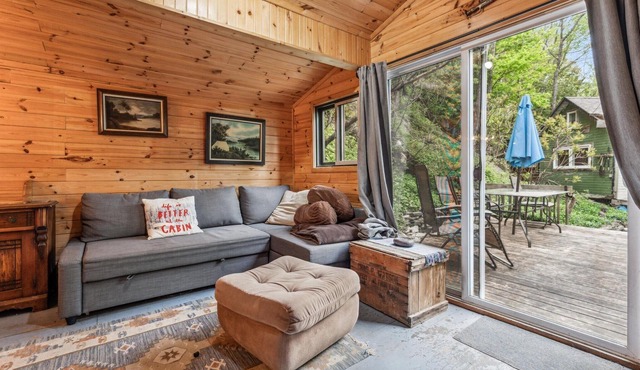 Treetop Hideaway – Rustic Cabin Retreat