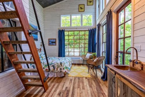 Treetop Hideaways: Dogwood Treehouse in Chattanooga