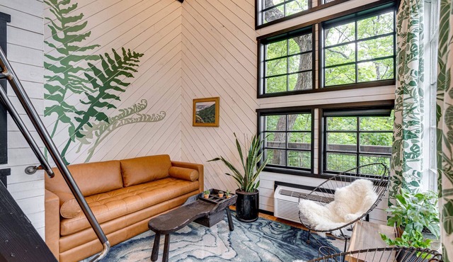 Treetop Hideaways: The Wood Lily Treehouse