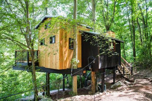 Treetop Hideaways: The Elements Treehouse