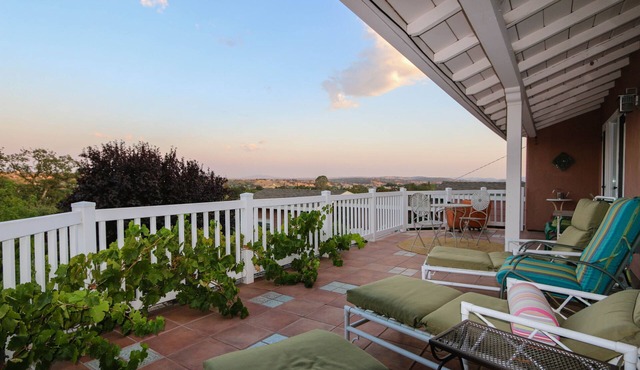 Treetop Lodge - Lose yourself in the views on the westside, close to downtown.