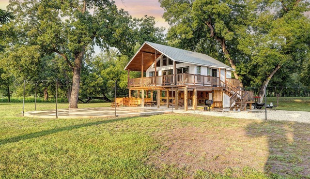 Treetop Oasis on the crystal clear Nueces River in the Texas Hill Country