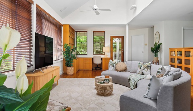 "Treetop Retreat" – Ocean Views & minutes to Beach