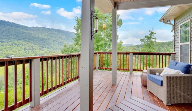 Treetop Retreat - Amazing Views, Hot Tub, Secluded