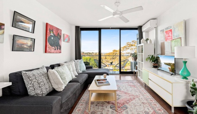 Treetop Retreat Five Minute Stroll To The Beach