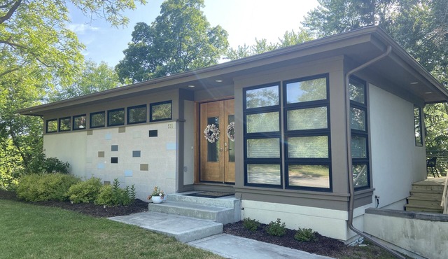 Treetop Retreat With Seasonal Views of the Kalamazoo River