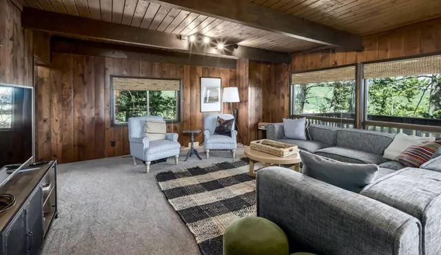 Treetop - Spacious Cabin w/ HOT TUB!