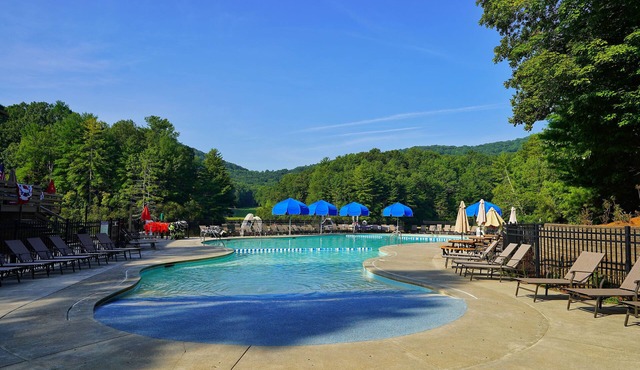 Treetop Tranquility: Enjoy nature in our unique 8-sided octagon retreat!