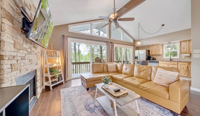 Treetop & Waterfront! Quiet Cove, Hot Tub, Kayaks, Game Room and more