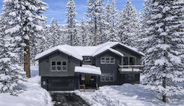 Treetops Adventure Lodge: Designer Mountain Home, Hot Tub, Air Conditioning, Bunk Beds, EV Charger