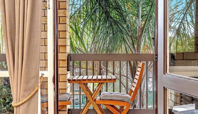 Treetops at Glenelg Coastal Stay with Leafy Patio