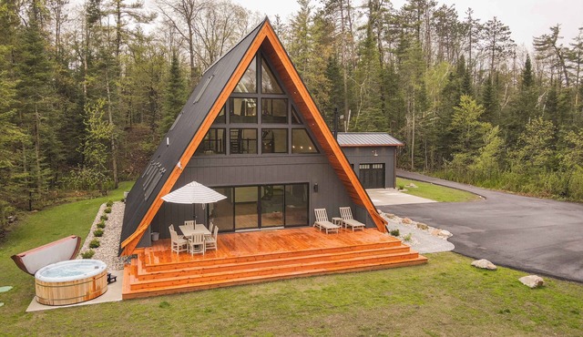 TreeTops Ayframe, Supersized AFrame on the River with Hot Tub