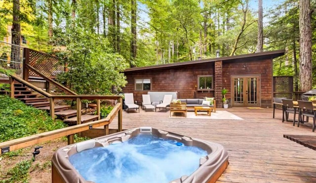 TreeTops Bungalow ~ Spacious and Spacious 2 Bedroom, Hot Tub, Woof!