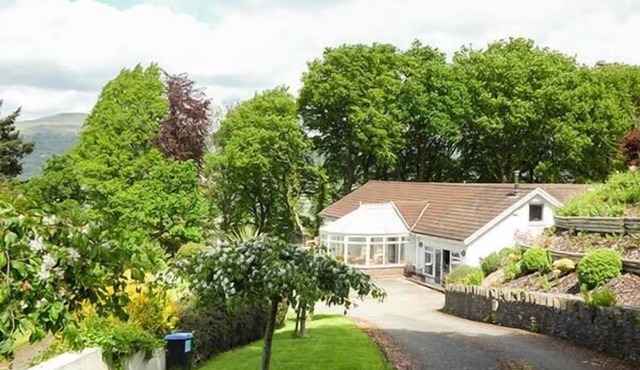 TREETOPS, family friendly, luxury holiday cottage in Govilon