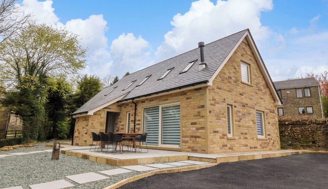 TREETOPS, family friendly, with open fire in Clitheroe