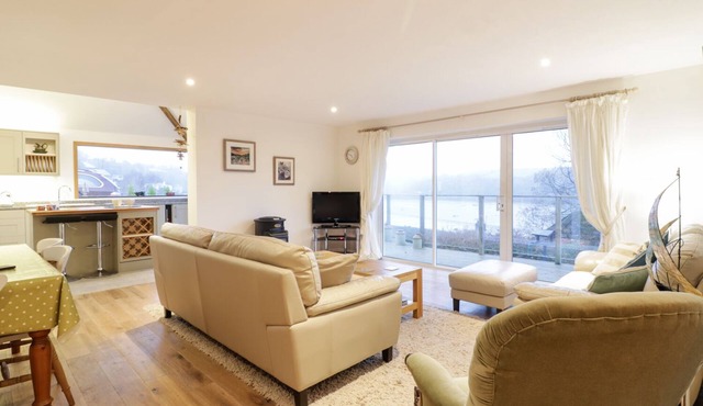 TREETOPS, family friendly, country holiday cottage in Golant