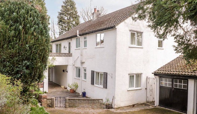 TREETOPS, pet friendly, character holiday cottage in Rhos-On-Sea