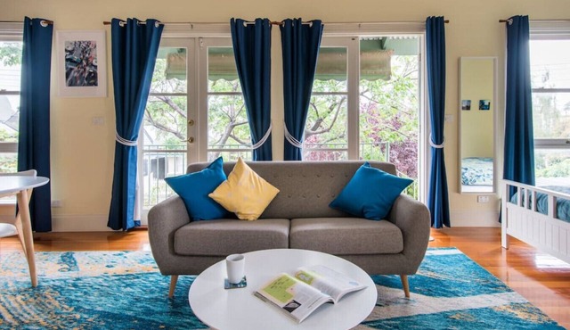 Treetops Studio, Bright and Roomy, in Fitzroy North