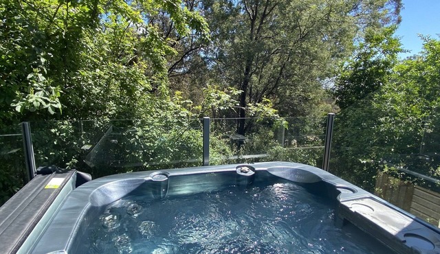 TreeTops - wood fire, outdoor spa and great coffee