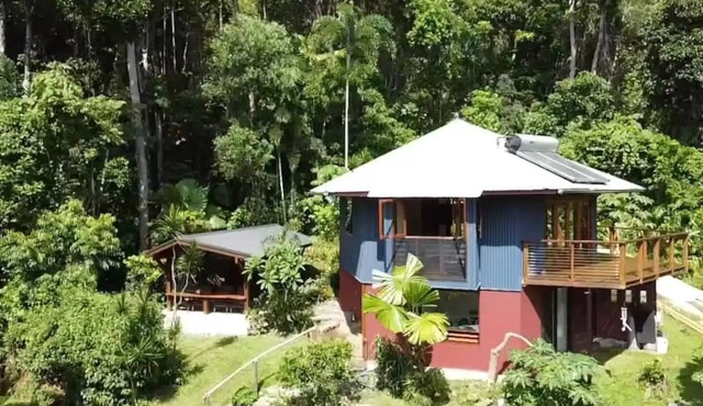 Treeverb Beach House : Hexagonal Beach house in the Daintree