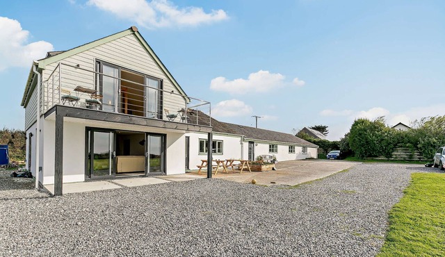 Trefloss - Five Bedroom House, Sleeps 10