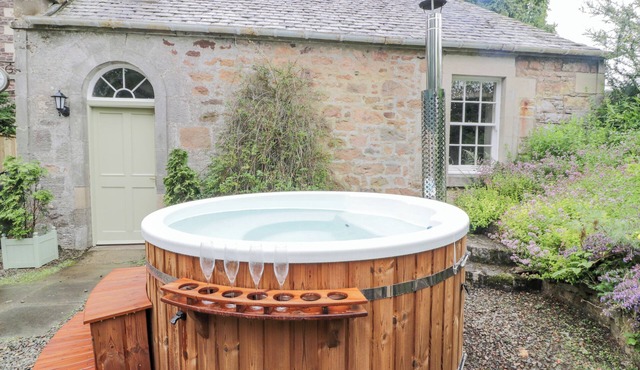 TREFOIL COTTAGE, family friendly, with hot tub in West Linton