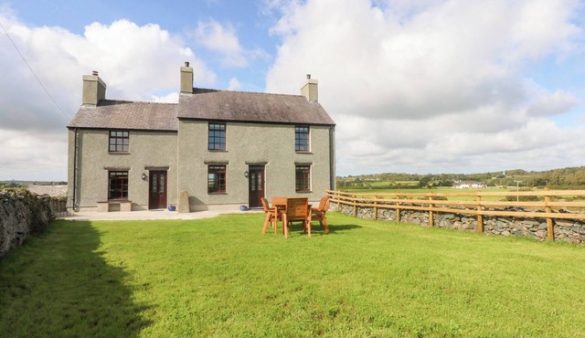 TREFOR GANOL, pet friendly, with open fire in Pentraeth