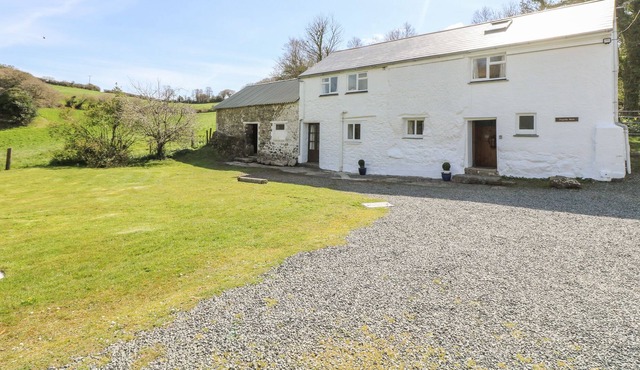 TREGITHEY BARN, family friendly, with open fire in Manaccan