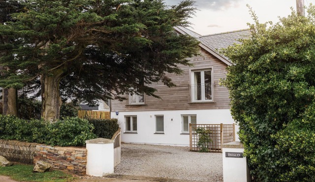 Treglyn - Constantine Bay - sleeps 10 guests in 4 bedrooms