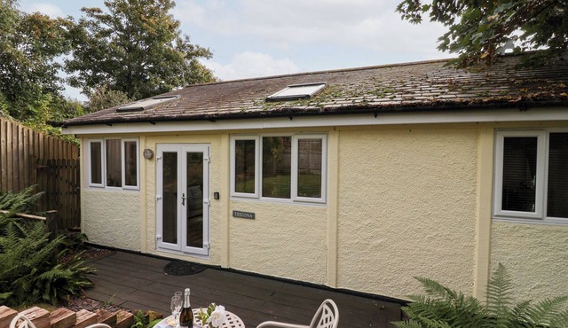 TREGONA, pet friendly, character holiday cottage in Yelverton
