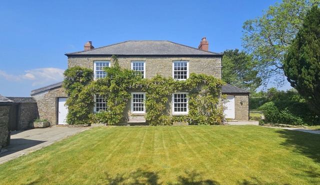 Tregongon House - a holiday home that sleeps 13 guests in 6 bedrooms