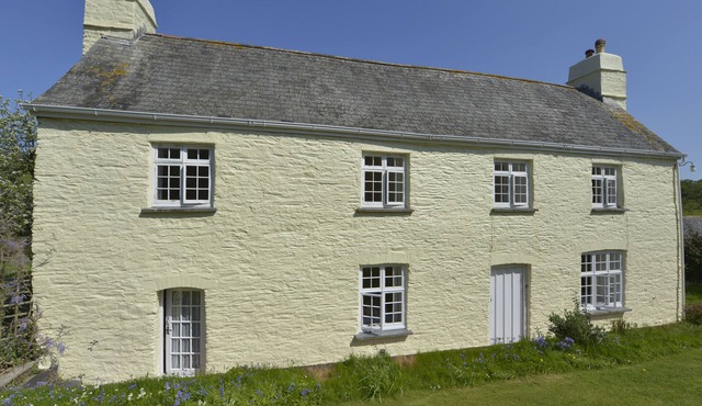 TREGONHAWKE FARMHOUSE, pet friendly, with open fire in Millbrook