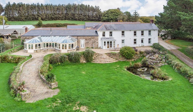 TREGONINNY VINEYARD AND WOODLAND FARMHOUSE in Tresillian