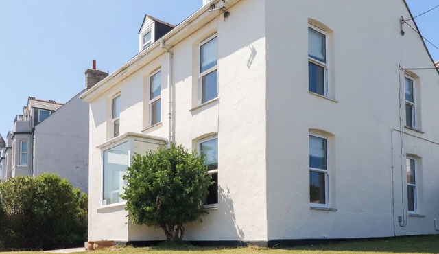 TREGUNDY FARMHOUSE, family friendly, with a garden in Perranporth