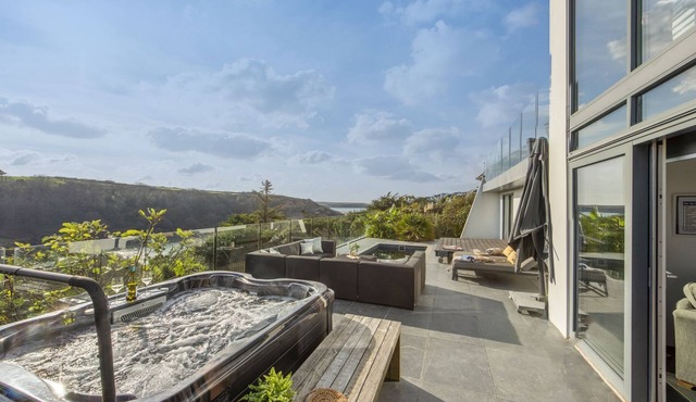 Treheyl, Pentire- Hot tub & plunge pool