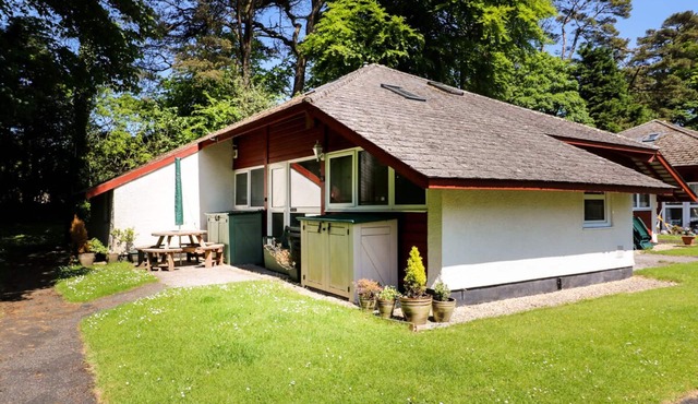 TRELESSY LODGE, pet friendly, character holiday cottage in Amroth
