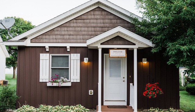 Treloar Lakeside Cottage
