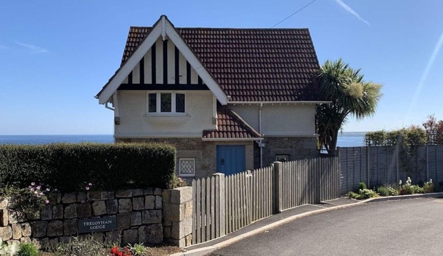 TRELOYHAN LODGE HEATED SWIMMING POOL AND FANTASTIC SEA VIEWS