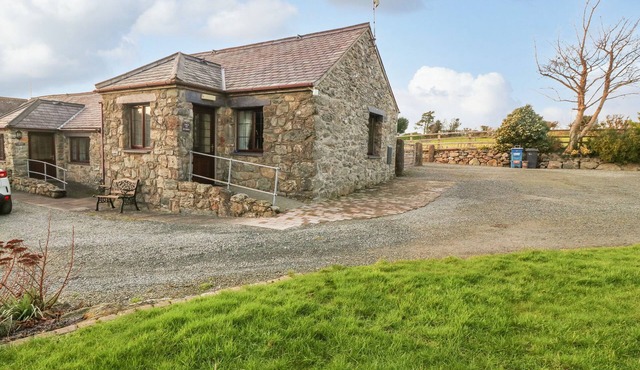TREM Y WYDDFA, family friendly, character holiday cottage in Gaerwen