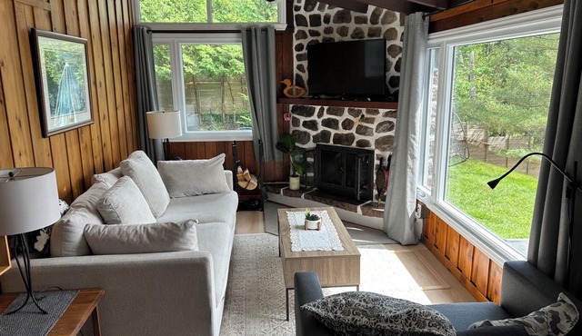 Tremblant Lakeside Cottage with Hot Tub