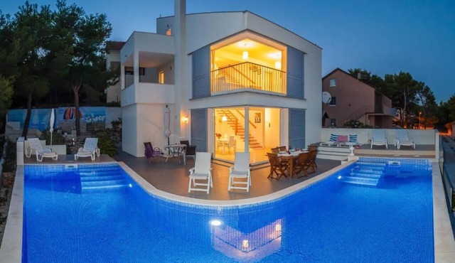 Tremendous 3-bedroom Villa Casabianca with AC in charming Milna