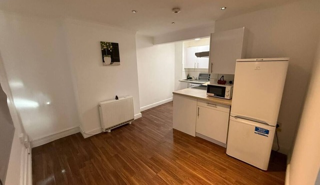 Tremendous 4-bedroom apartment with AC in vibrant London BT7